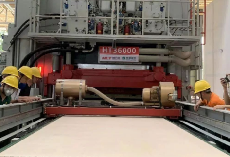 恒力泰HT36000在蒙娜麗莎一次試產(chǎn)成功，首創(chuàng)業(yè)界超大板智造新制式！