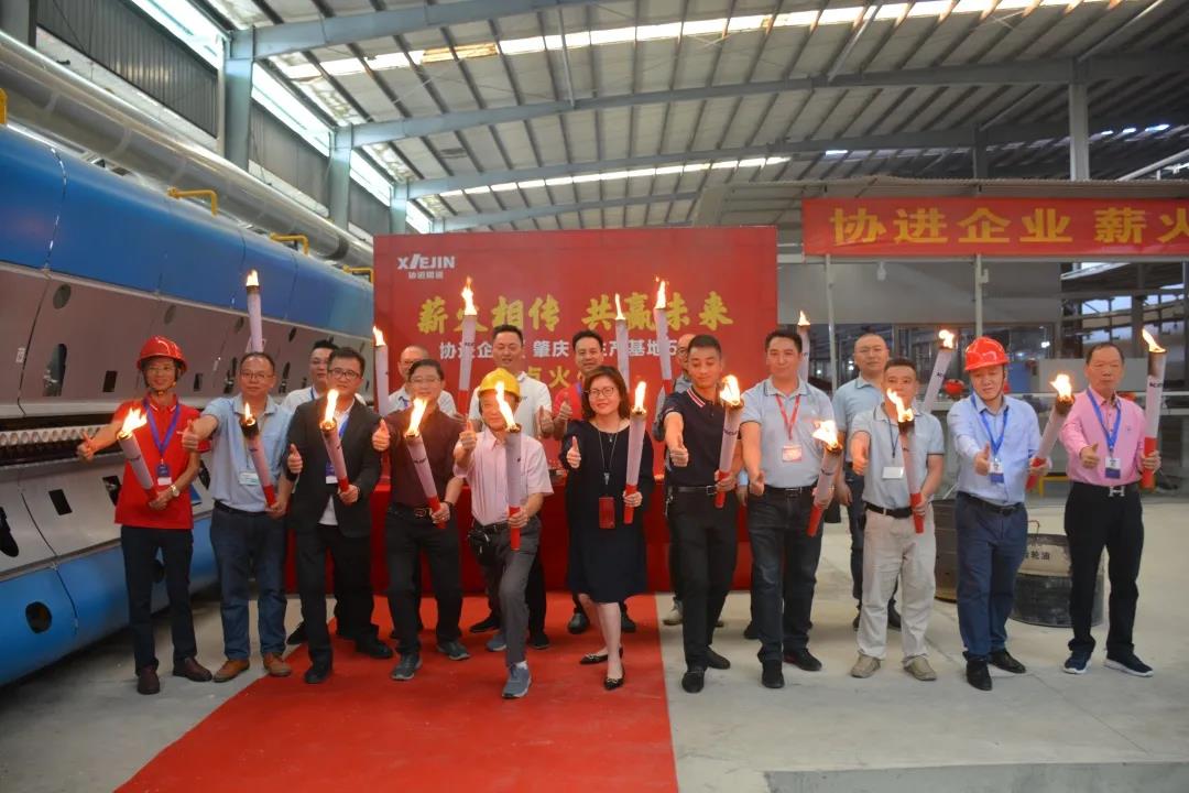智能升級，領(lǐng)行業(yè)新未來——協(xié)進(jìn)企業(yè)肇慶生產(chǎn)基地智能巖板生產(chǎn)線順利點火